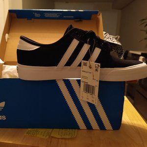 New Adidas Originals Seeley sneakers in black and white